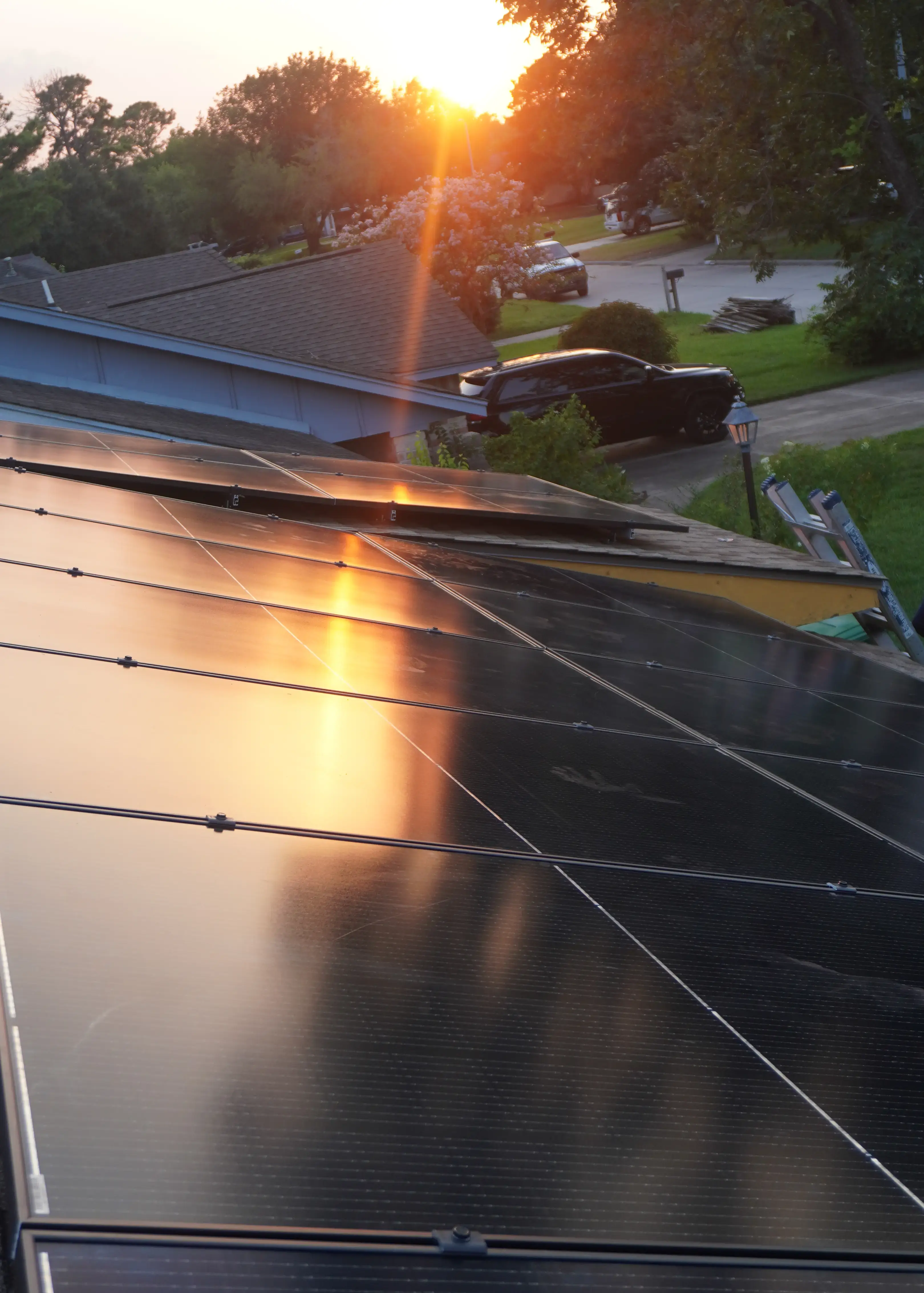 Sistema de paneles solares en la azotea de una propiedad comercial en Texas