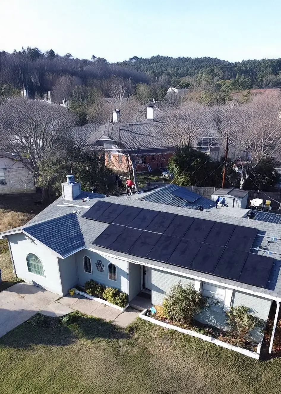 Vista aérea de un sistema solar completo instalado por Zolarzo.